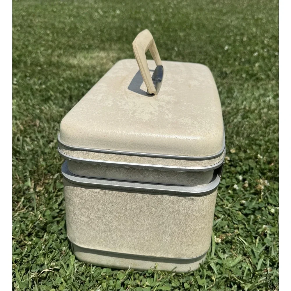 Vintage Samsonite Silhouette 1512 Vanity Train Case Beige Vinyl Locking Makeup